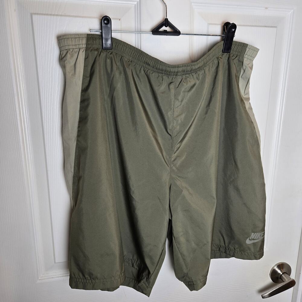 Nike Men's Lightweight Woven / Nylon Athletic Shorts in Olive / Army Green SZ LG